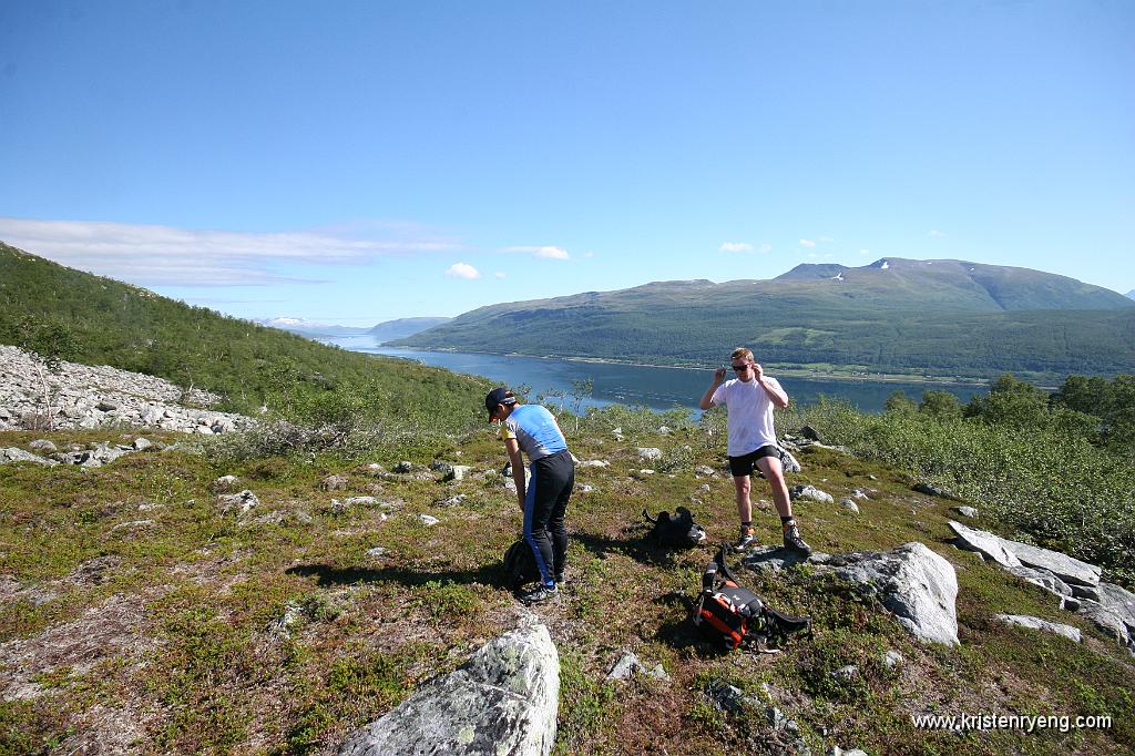 IMG_0318.JPG - Mona og Geir Arne ute av skogen og på rett side av elven. Her med utsikt mot Reinøya og Langsundet.