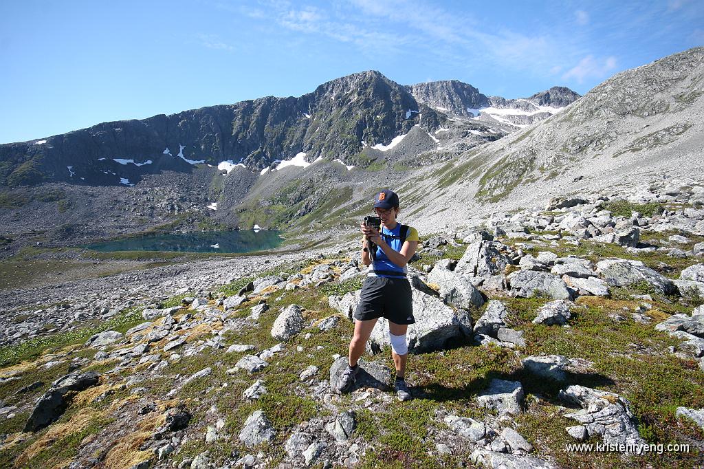 IMG_0322.JPG - Mona dokumenterer turen mot Ringvassøyas høyeste fjell. Åborselvvatnet og Bjørnskartindan i bakgrunnen.