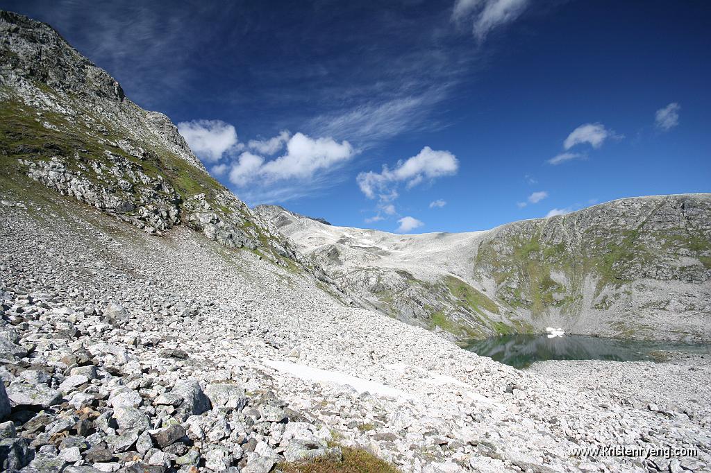 IMG_0329.JPG - Åborsdalstinden oppe til venstre. Vann 400 nede til høyre. Ruten går inn dalen i bakkant av Åborsdalstinden.