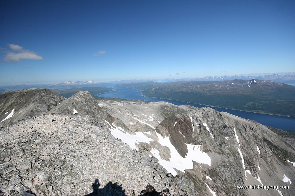 IMG_0411.JPG - Navnløs topp 1005 til venstre, Åborsdalstinden ute til høyre.