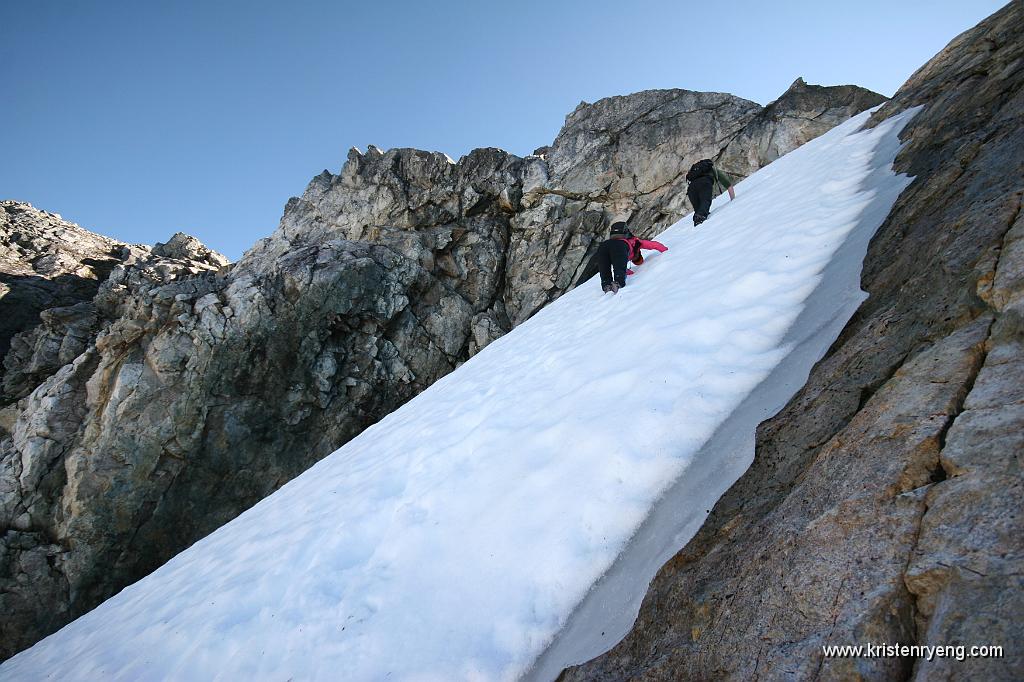 IMG_0465.JPG - Nedfarten med rompa først er enkleste sorti på "bratt snø". Ugunstig å miste fotfeste her.