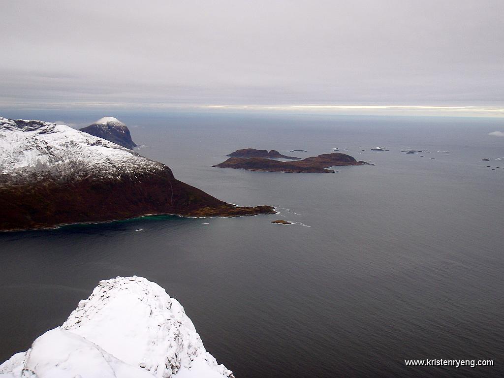 PA220098.jpg - Utsikt fra toppen. Sessøya til venstre i bildet.