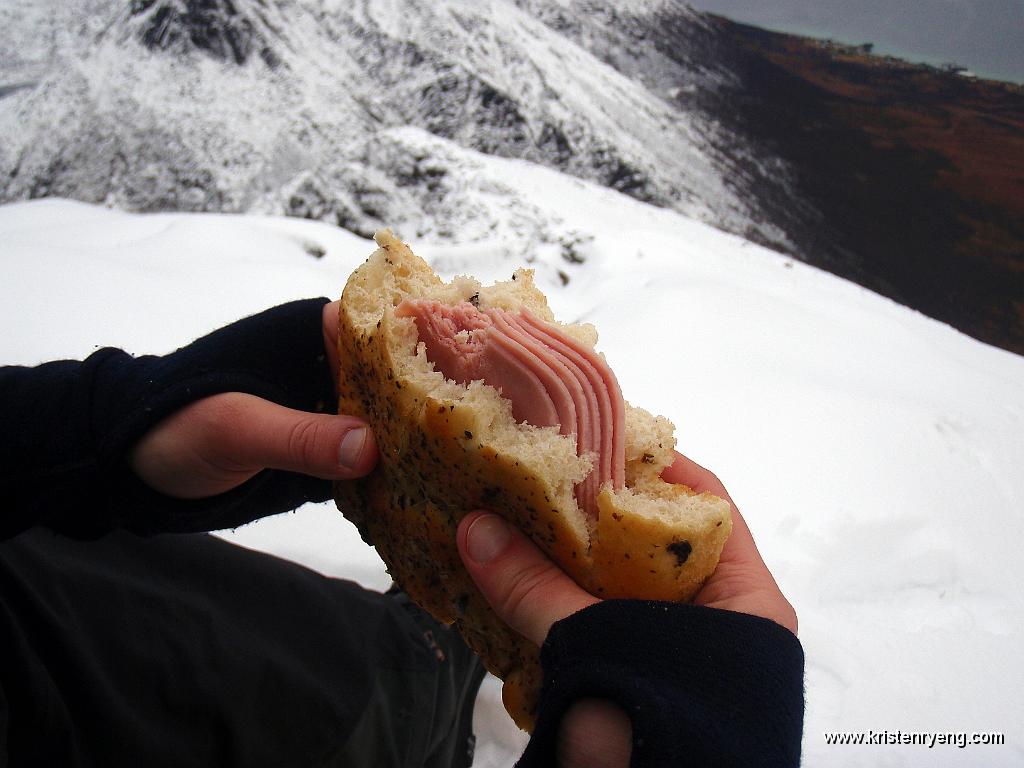 PA220099.jpg - Lunch a'la Frank. Her spares det ikke på pålegget !