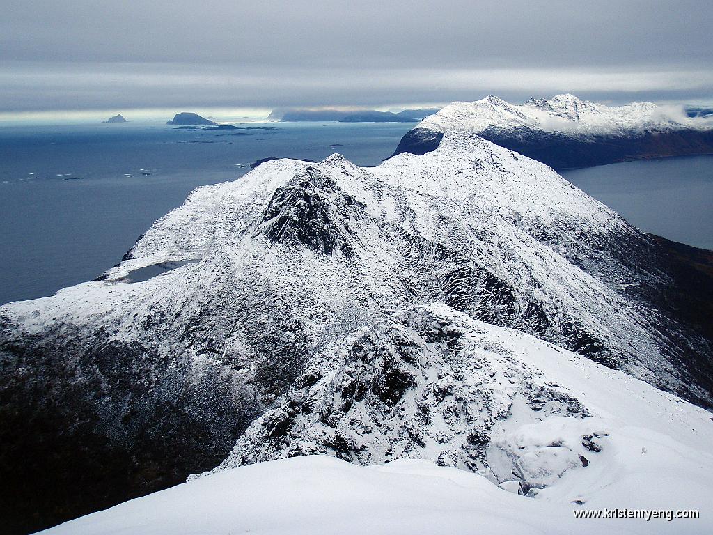 PA220102.jpg - Utsikt fra toppen mot Mellomtinden og Tromtinden. Vengsøya bak til høyre i bildet.