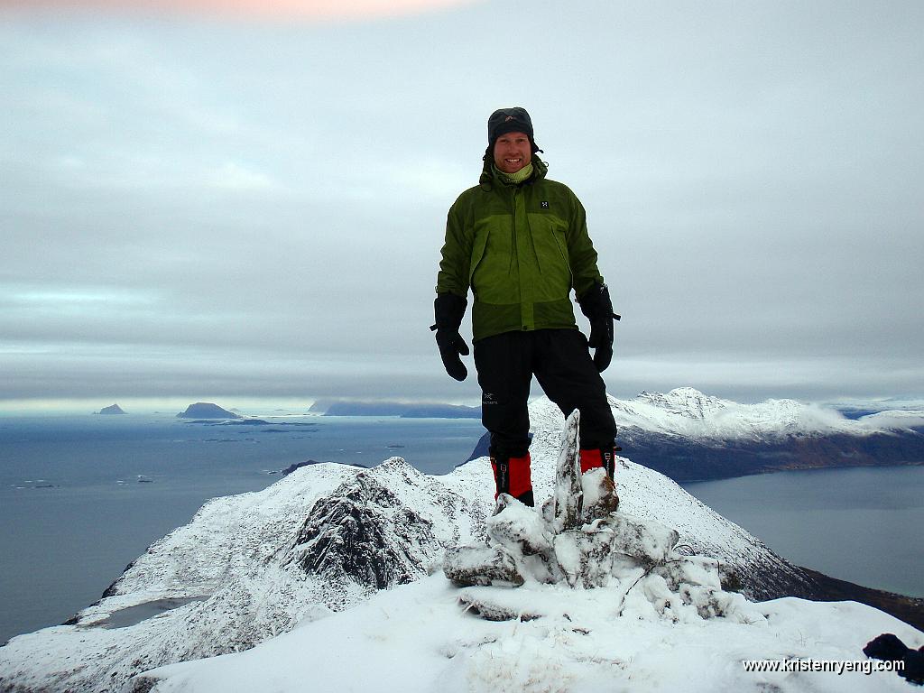 PA220123.jpg - Kristen på toppen av Sørtinden, 724 moh.