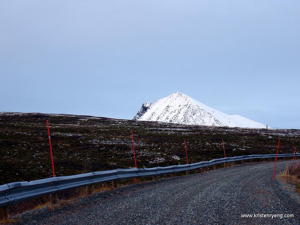 PA220164.jpg - Sørtinden (724 moh) sett fra veien ned mot Rekvik.