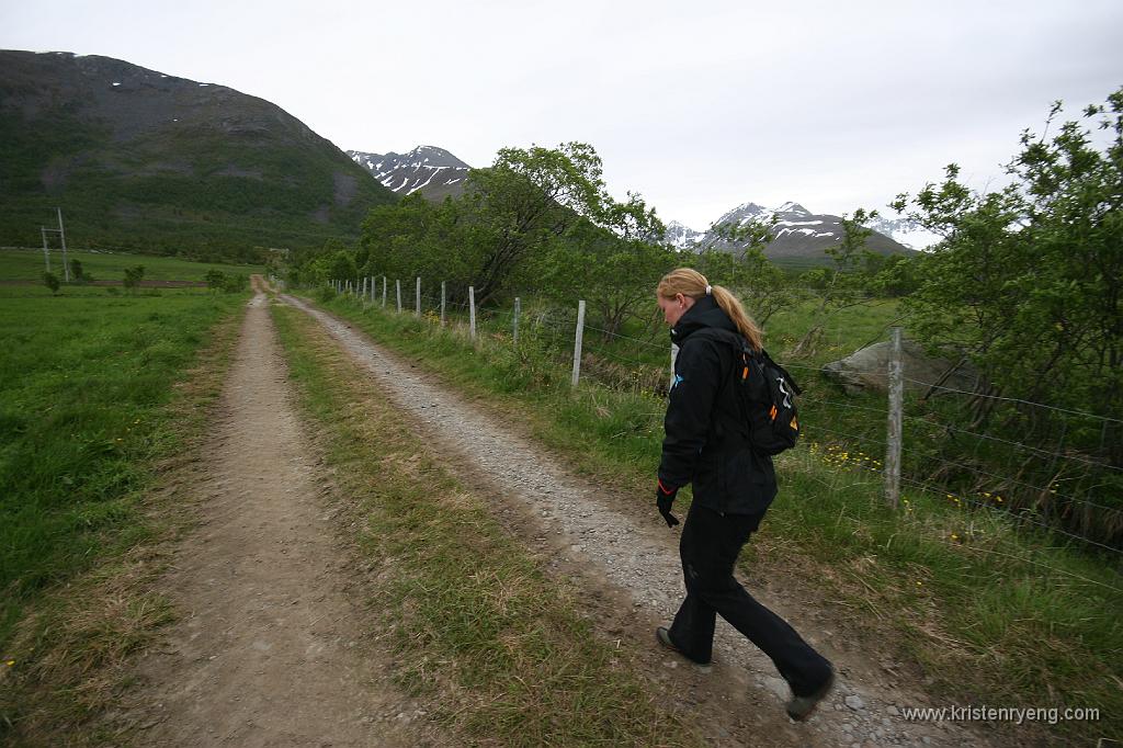 IMG_0001.JPG - Cathrine på vei inn mot Stetinden som ses bak litt til venstre for midten i bildet.