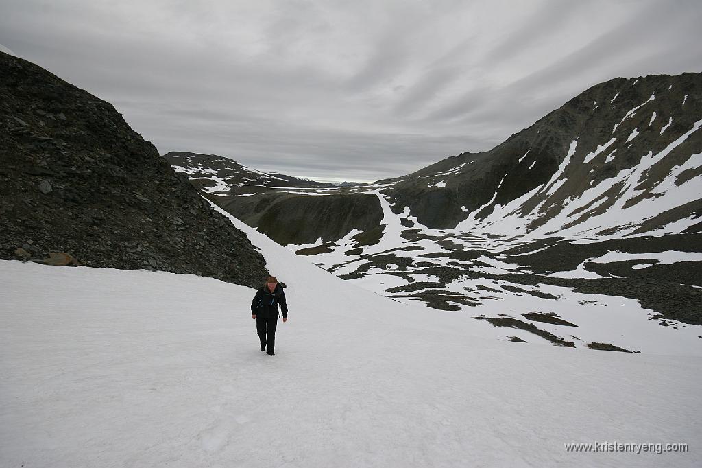 IMG_0020.JPG - Cathrine nærmer seg toppen av Flatfjellet før siste bakken mot Stetinden står for tur.