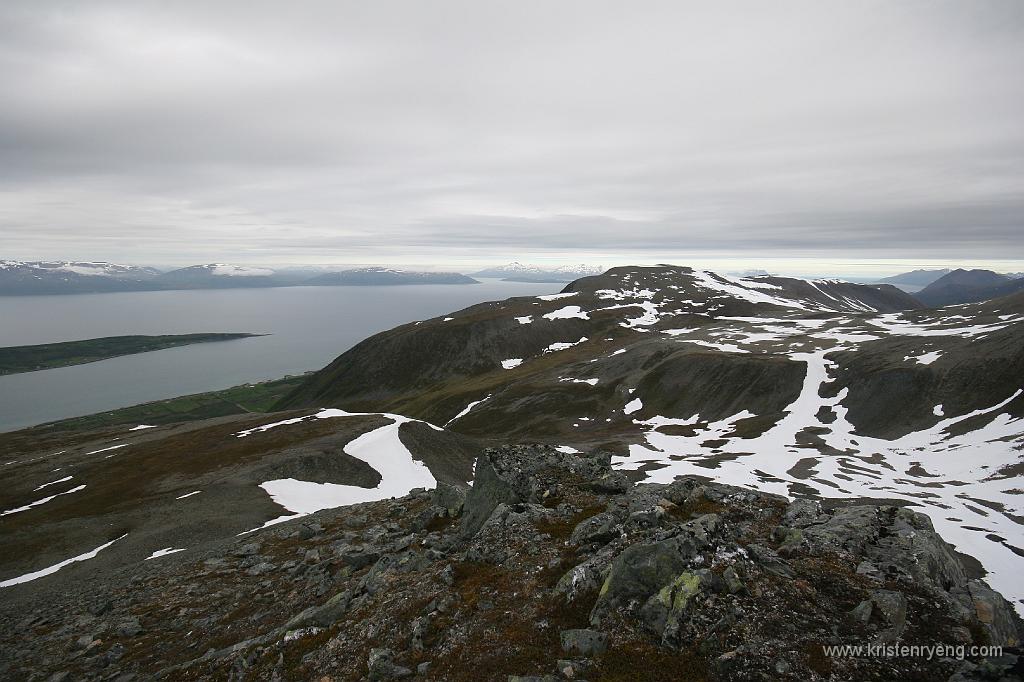 IMG_0025.JPG - Utsikt over Sørlenangen mot vest. Vår trase opp gikk gjennom Bjørndalen midt i bildet, opp mot Flatfjellet (snødekt område litt til venstre i bildet) og videre derfra opp steinura til der hvor bildet er tatt fra. Nærmer oss toppen nå.