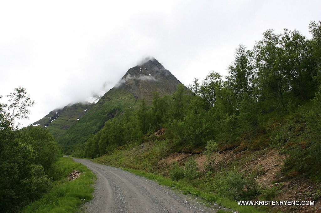 IMG_0005.JPG - Store Russetind i skyene, sett fra grusveien opp mot skytebanene.