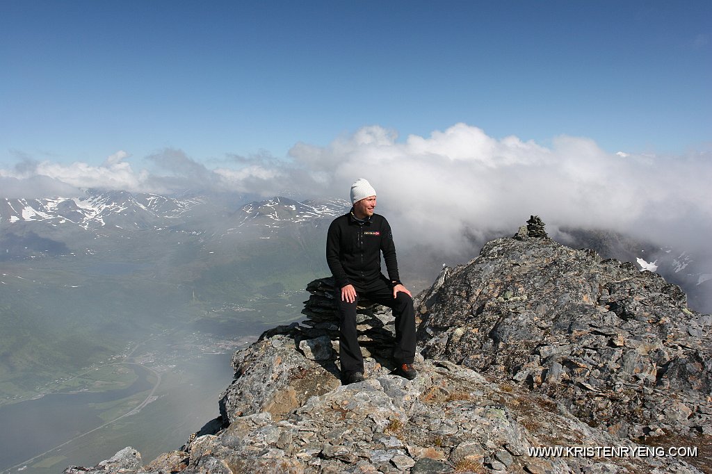 IMG_0147.JPG - Kristen med Nordkjosbotn nede til venstre i bildet. Nyter utsikten mot sør.