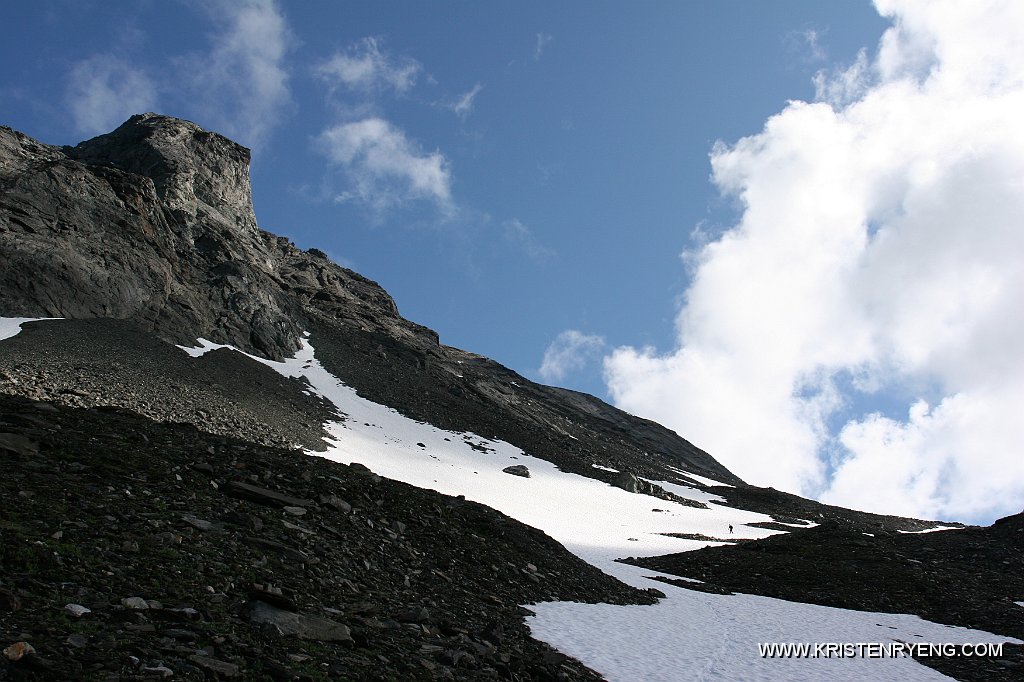 IMG_0168.JPG - Vi fulgte snøflankene så langt det lot seg gjøre. Brukte nesten 4 timer opp. Nedturen gikk på 1,5 :-)) Effektivt med sommersnø !