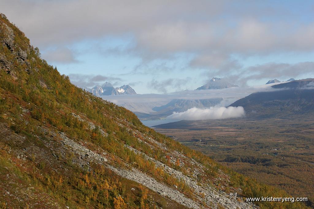 IMG_0058.JPG - Utsikt mot nordøst. Ullsfjorden med Lyngsalpene bak.