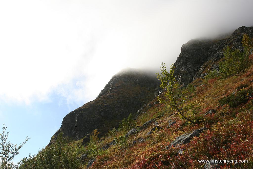 IMG_0061.JPG - Storfjellet vegrer for å vise seg. Fremdeles inntullet i tåke.