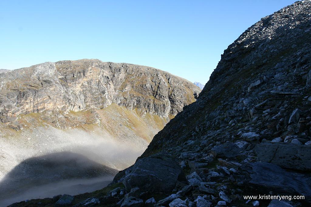 IMG_0070.JPG - Utsikt mot gryten/dalen mellom Breidalfjellet og Storfjellet. Breidalfjellet bak til venstre.