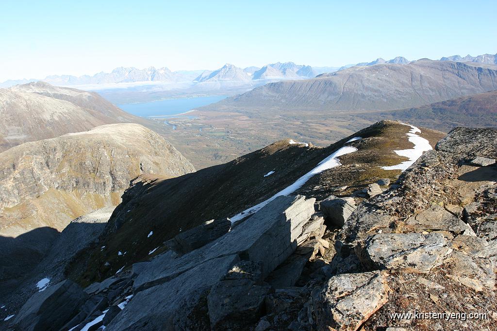 IMG_0101.JPG - Utsikt fra toppen mot nordøst - øst.