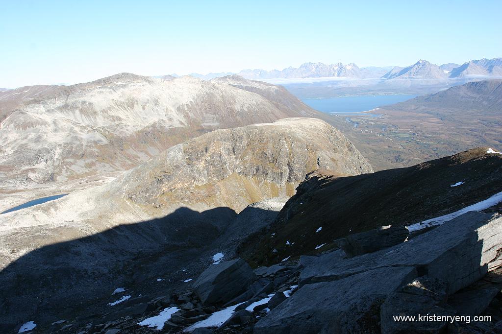 IMG_0103.JPG - Breidalfjellet midt i bildet. Jeg gikk opp i dalen med skygge, svingte videre opp mot solen og deretter på baksiden bildets høyre kant.