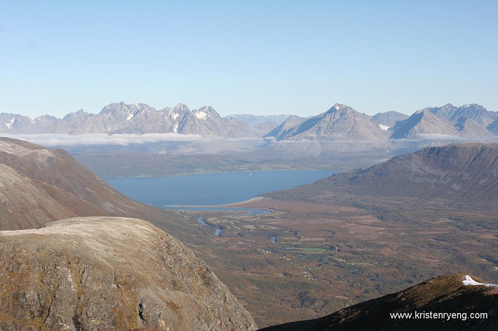 IMG_0113.JPG - Breivikedet og Ullsfjorden med Lyngsalpene i bakgrunnen.