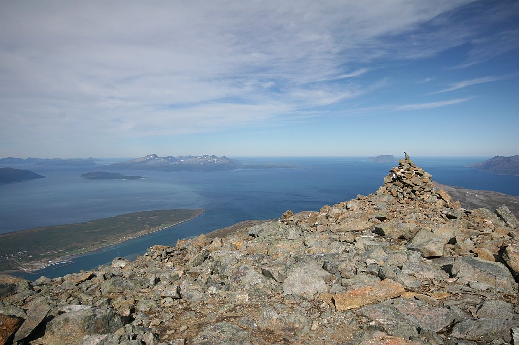 IMG_0166.JPG - Toppvarden til Storgalten med Nord-Lenangen og Hamneset nede til venstre.