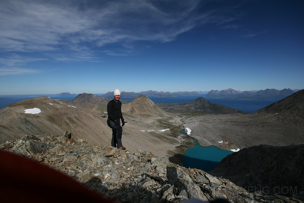 IMG_0304.JPG - På vei ned. Her med selvutløser og kamerareim forran linsen. Kalddalsvatnet nede til høyre.