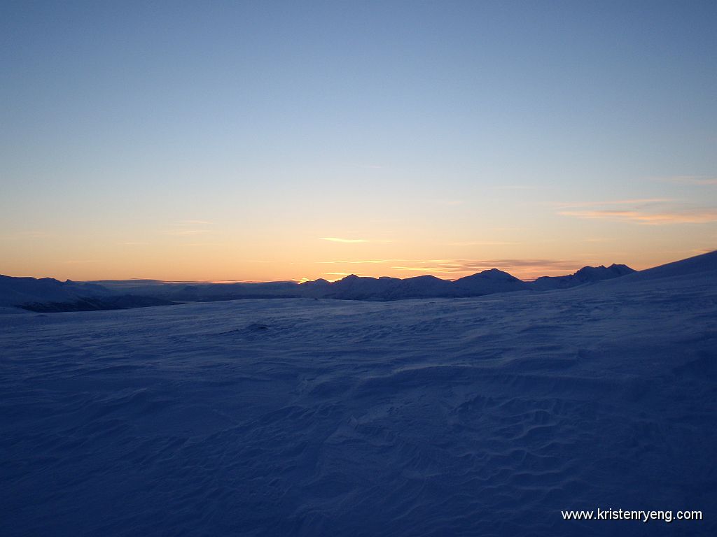 PB260179.JPG - Solen gjemmer seg bak fjellene i Malangen.