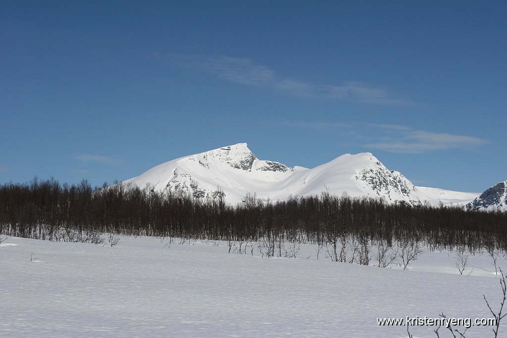 IMG_0026.JPG - Utsitk mot Langdaltinden (til høyre) og Finnheimfjellet (til venstre)