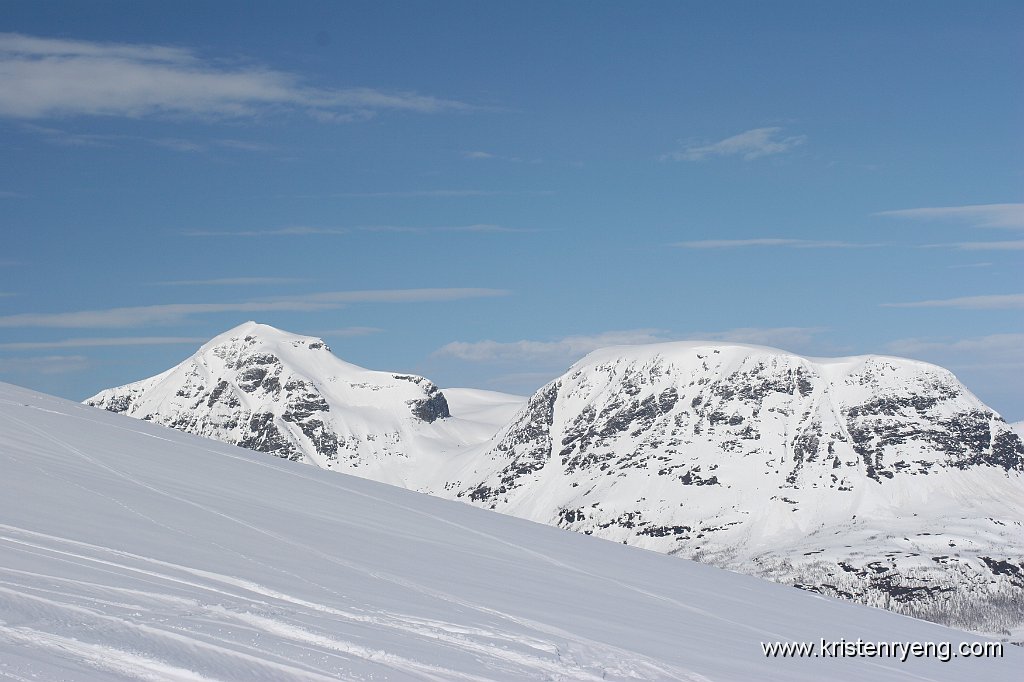 IMG_0049.JPG - Utiskt mot Storfjellet (til venstre) og Breidalfjellet (til høyre)