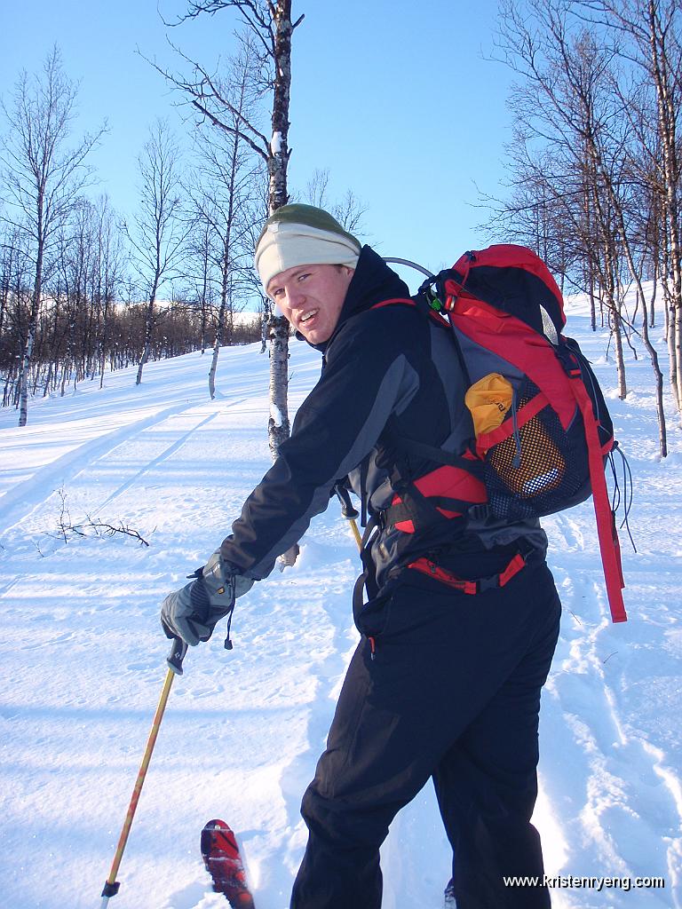 P2200115.JPG - Eirik på vei opp av skogen mot ryggen av Stormheimfjellet som ses bak til venstre i bildet.