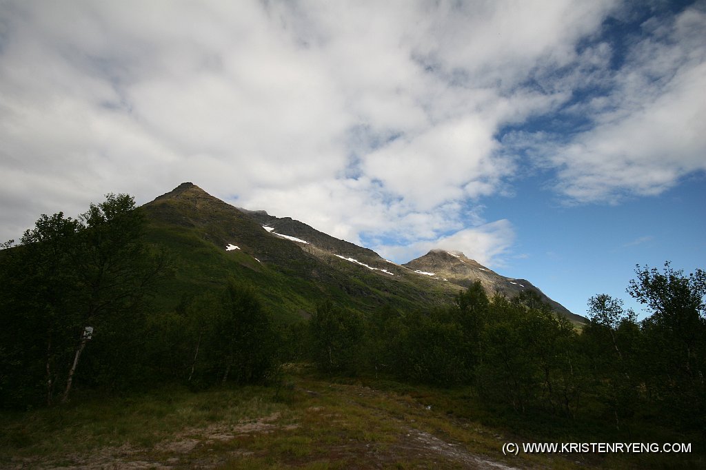 IMG_0002.JPG - Stortinden skjuler seg såvidt i noen lette skyer. Her sett fra parkeringen.