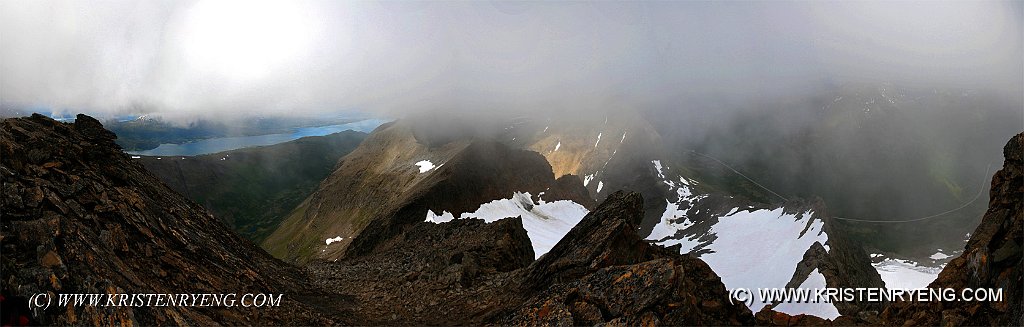 Untitled_Panorama1web.jpg - Panorama med utsikt fra Stortinden. Lavangsdalen med E8 nede til høyre. Balsfjorden til venstre i bildet.