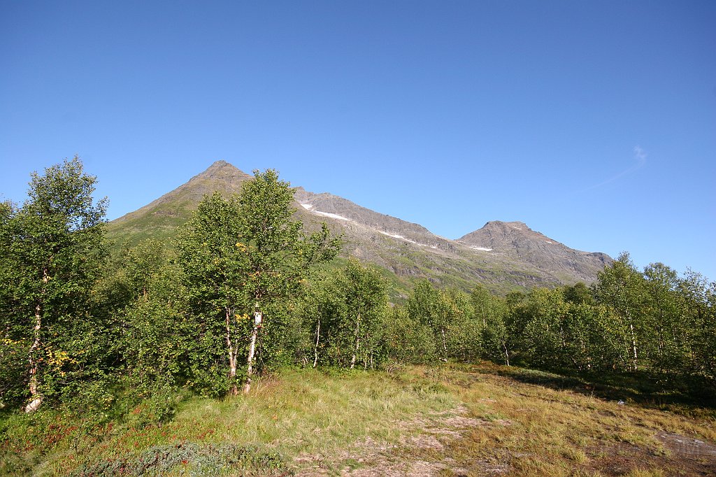 IMG_0094.JPG - Stortinden, 1320 moh, sett fra parkeringen.