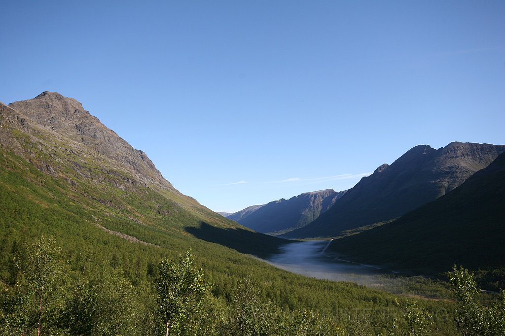 IMG_0100.JPG - Utsikt nordover langs Lavangsdalen og E8.