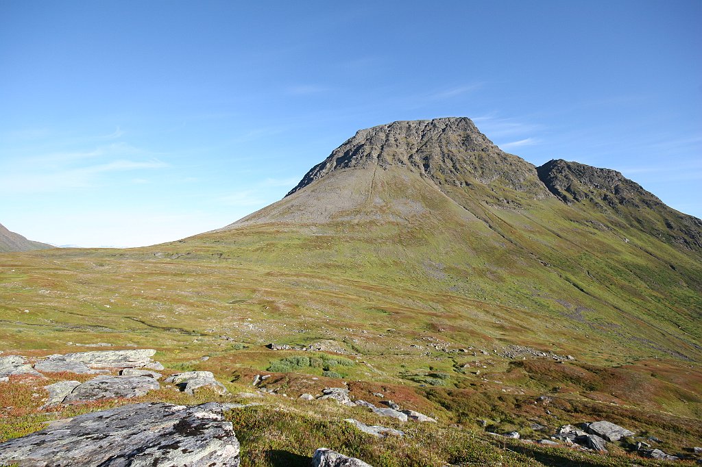 IMG_0123.JPG - Stortinden, 1320 moh. Høyest i Lavangsdalen.