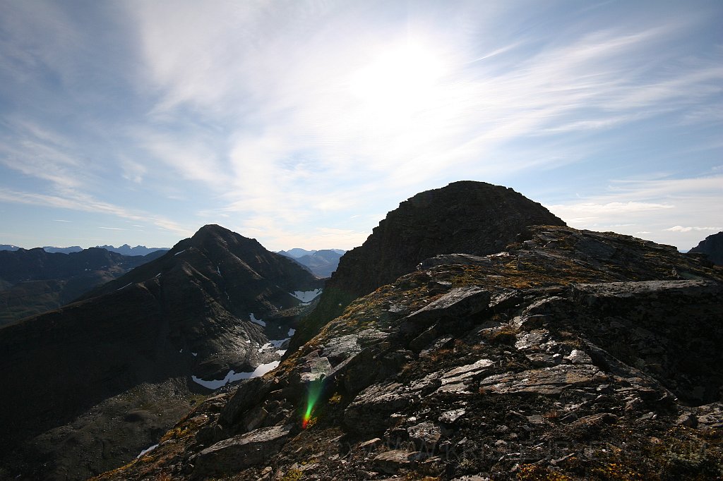 IMG_0154.JPG - Oppe på ryggen av Sultindan. Andersdaltinden til venstre.