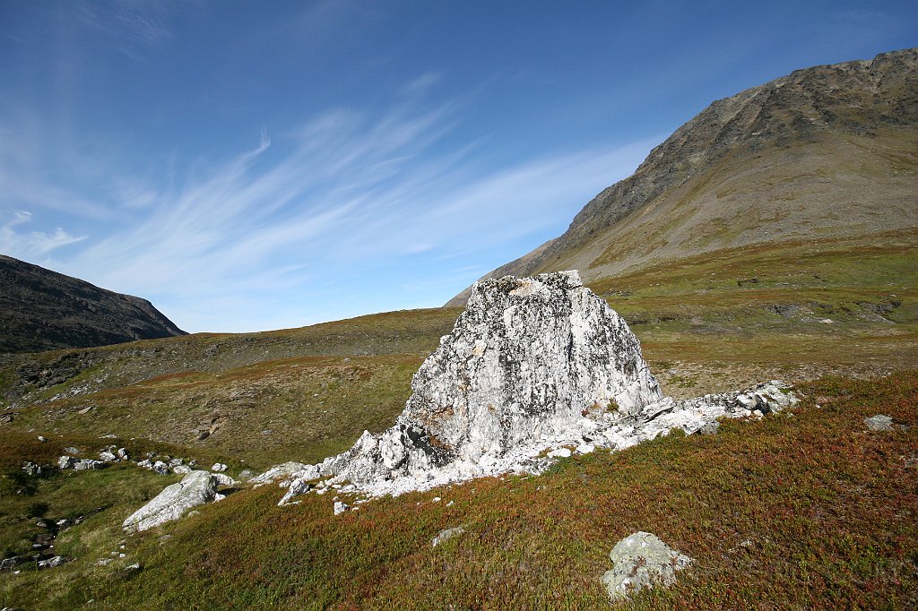 IMG_0295.JPG - Ved Andersdalkjeften ligger en stor, markert og veldig lett synlig stein. Denne er vistnok en hellig / offerstein fra gammelt av. Historier rundt denne hadde vært interessant.