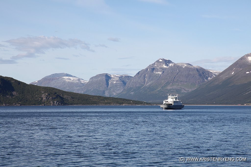 IMG_0433.JPG - Dagens turfølge på vei over Ullsfjorden med fergen fra Breivikeidet.