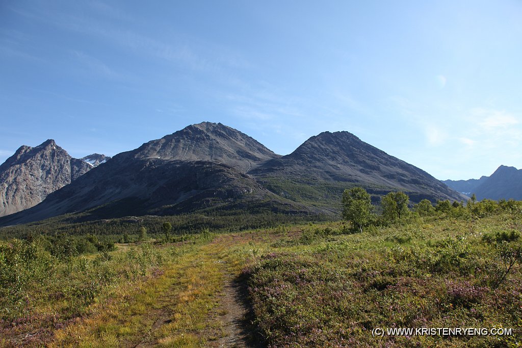 IMG_0435.JPG - Fra parkeringen ses Sofiatinden (1222 moh) til venstre for midten - og Sultinden (1083 moh) til høyre. Ruten opp følger Løbergelva i dalen mellom de to fjelltoppene.