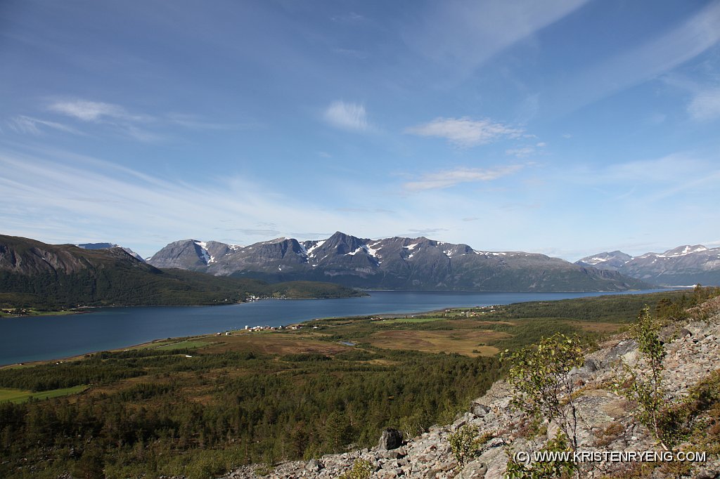 IMG_0445.JPG - Utsikt mot Breivikeidet og fjellene helt bakerst midt i bildet.