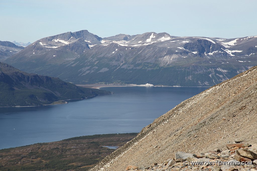 IMG_0500.JPG - Breivikeidet midt i bildet på motsatt side av fjorden.