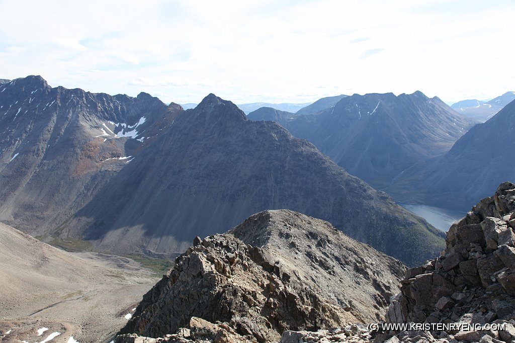 IMG_0543.JPG - Utsikt mot sørøst fra Sultinden. Tytebærtinden, 1177 moh ses midt i bildet.