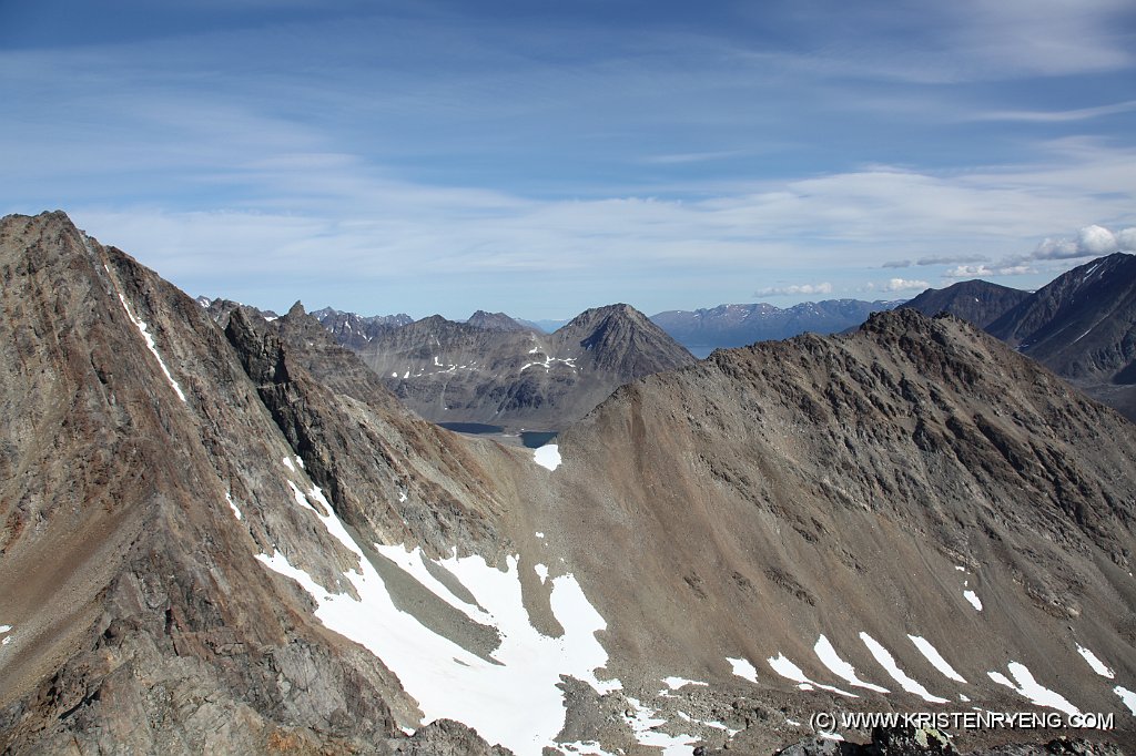 IMG_0550.JPG - Utsikt mot nord-øst fra Sultinden. Ute til høyre ses Tverrelvdalstindane, 1070 moh