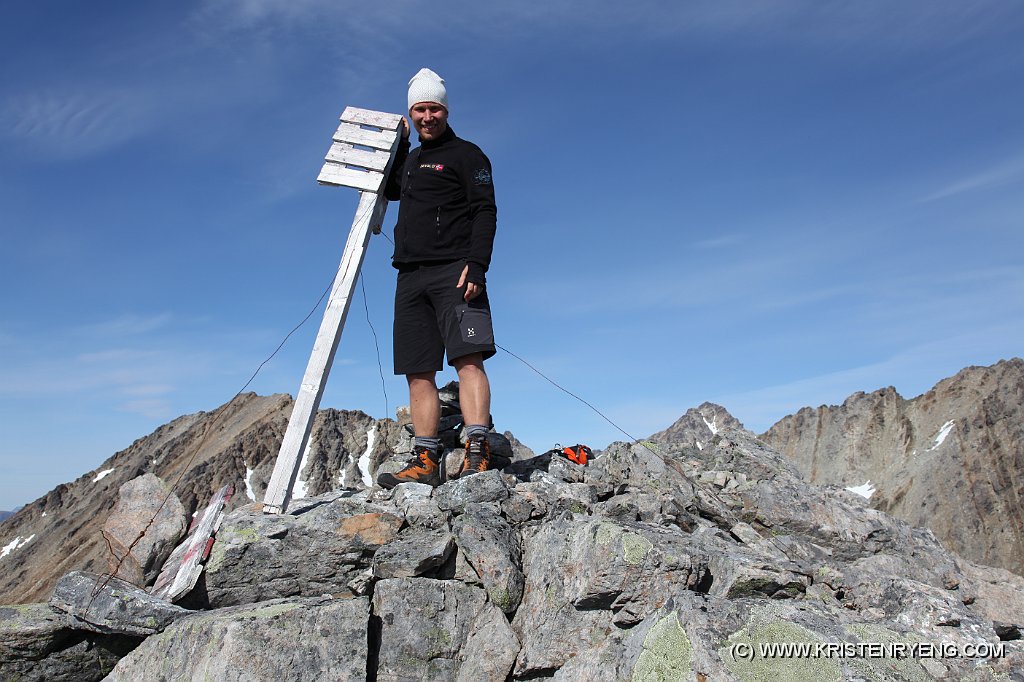 IMG_0563.JPG - Men funket godt nok til et aldri så lite toppbilde. Kristen på toppen av Sultinden, 1083 moh.