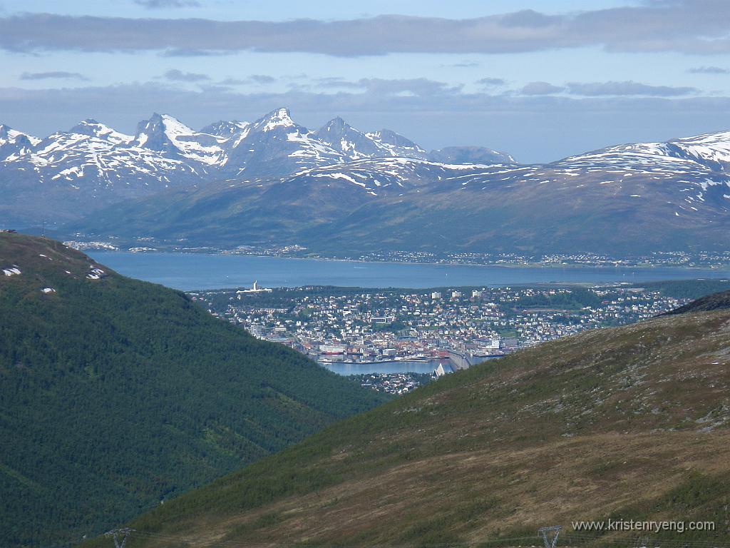 P6290498.JPG - Tromsøya med Kvaløya bak. Litt til venstre for midten i bildet sees Store Blåmann som er høyeste topp på Kvaløya.