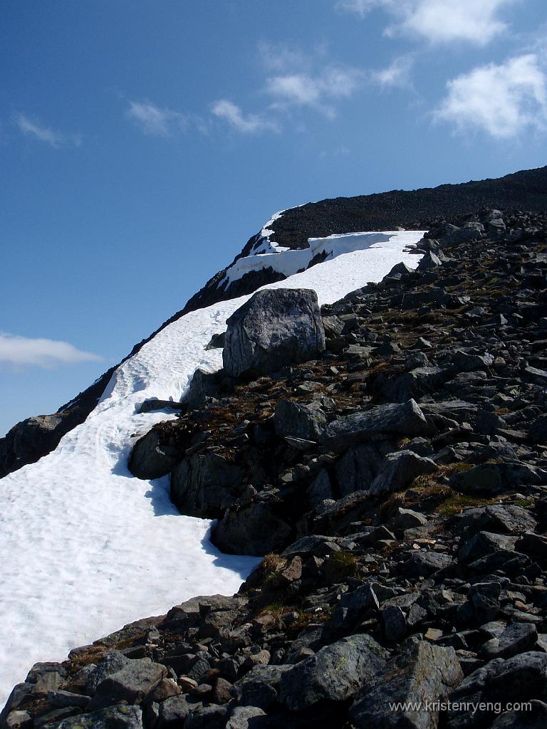 P6290500.JPG - Nordsiden av ryggen mot toppen er bratt og en bør vise varsomhet med snøskavvler som ligger her.