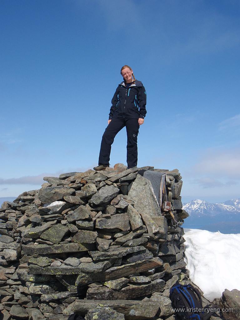 P6290509.JPG - Cathrine på toppen av Tromsdalstinden (1238 moh).