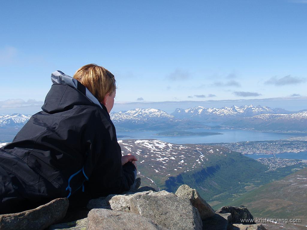 P6290510.JPG - Cathrine nyter storslått utsikt mot Tromsø og Kvaløya mot vest.