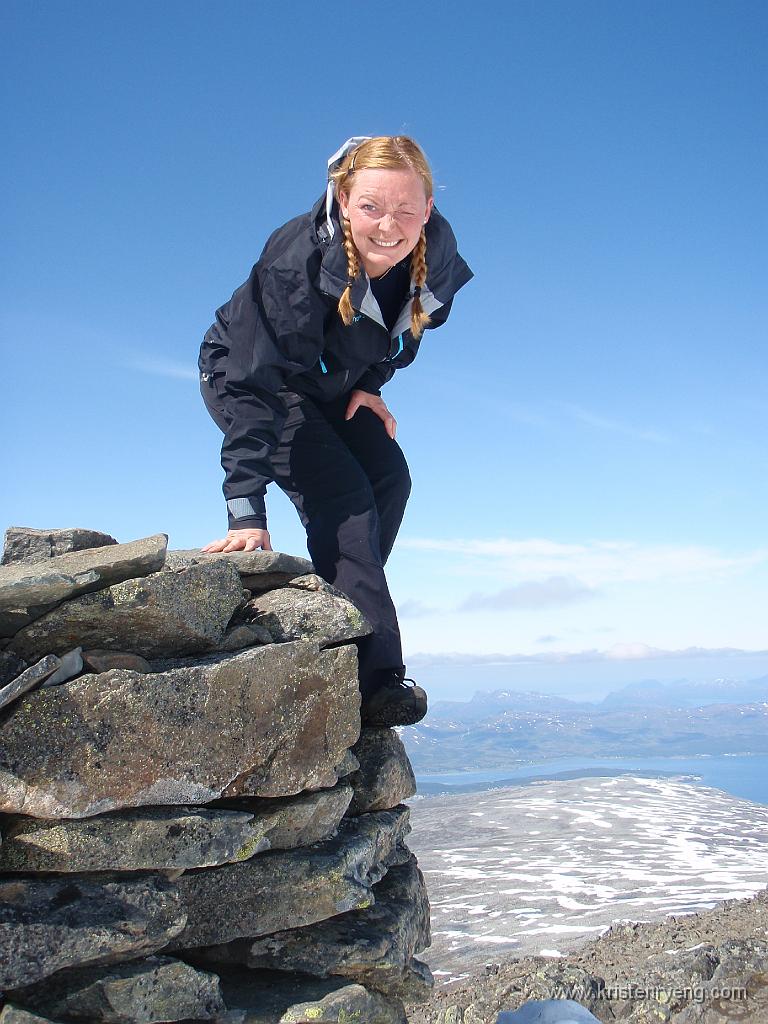 P6290514.JPG - Cathrine på toppen av Tromsdalstinden.