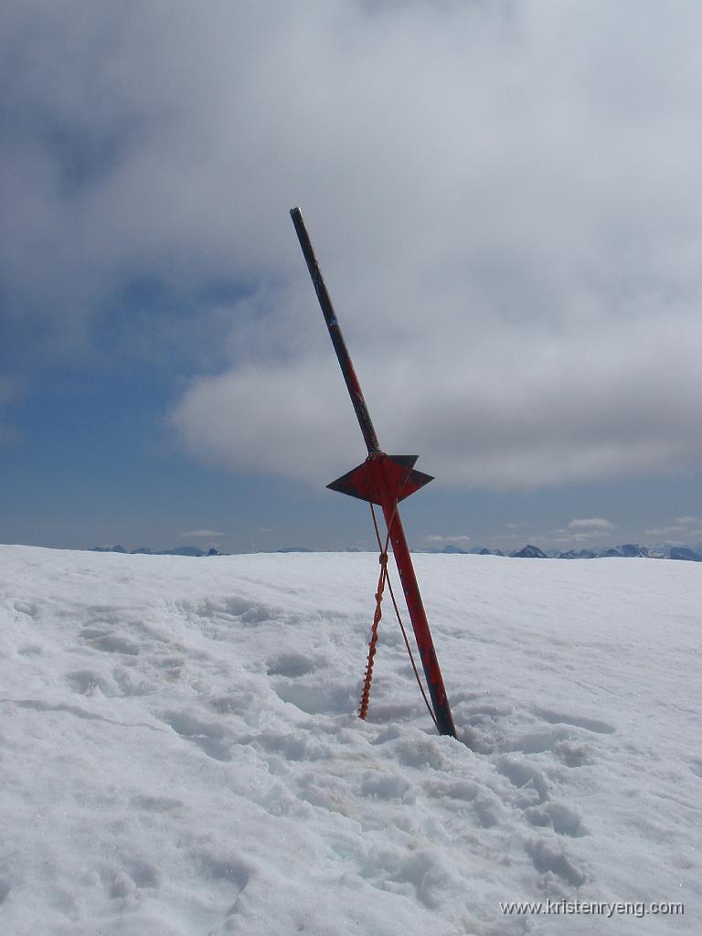 P6290515.JPG - På toppen er det satt opp merkestaver som viser hvor langt frem på kanten det er forsvarlig å gå. Enkelte trosser disse merkingene, og da kan alvorlige ulykker skje. De fleste som "ramler" ned fra Tromsdalstinden har ignorert disse grensene og flere har omkommet fra toppen.