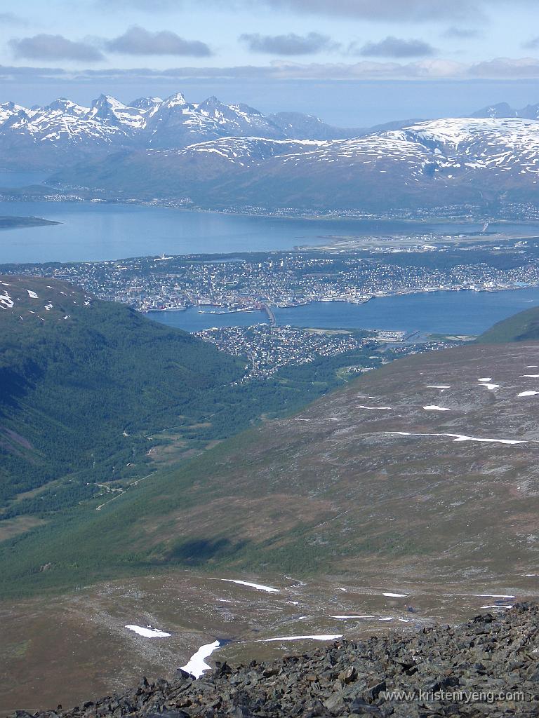 P6290521.JPG - Utsikt fra Tromsdalstinden over Tromsdalen, Tromsø og Kvaløya.
