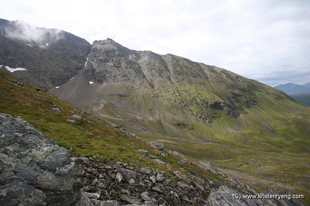 IMG_0297.JPG - Ryggen på motsatt side av dalen leder mot Stortinden 1320 moh. Om denne er mulig å følge hele veien til toppen vites ikke.